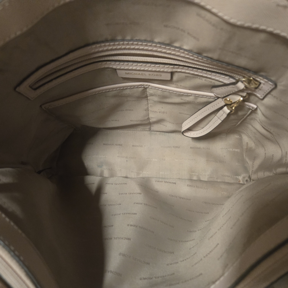 Michael Kors Jet Set Tote - Picture 5 of 9